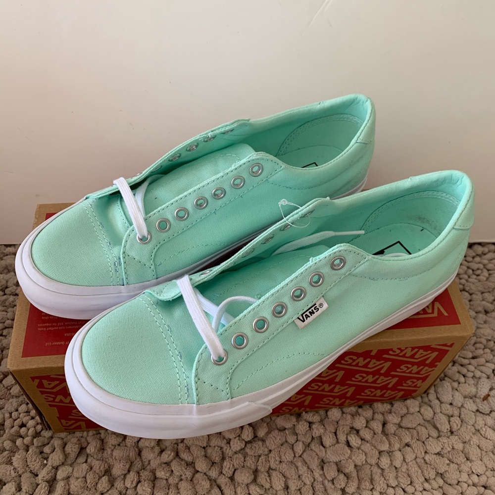 Vans court bay/true sneakers. NWOT